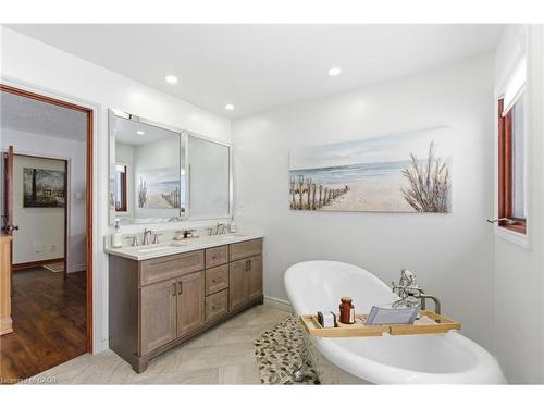 3810 River Road, Caledonia, ON - Indoor Photo Showing Bathroom