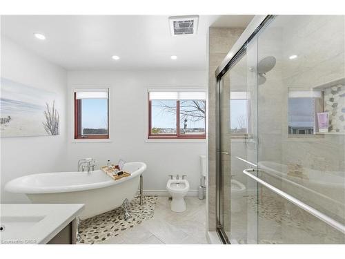 3810 River Road, Caledonia, ON - Indoor Photo Showing Bathroom