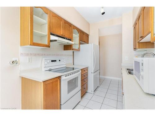 410-2301 Parkhaven Boulevard, Oakville, ON - Indoor Photo Showing Kitchen