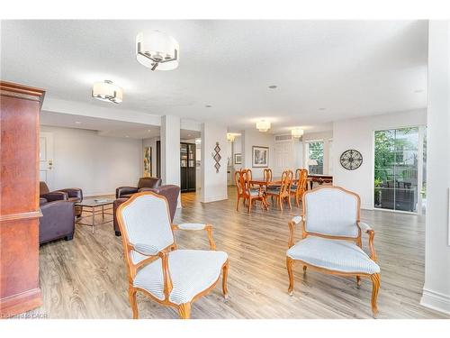 410-2301 Parkhaven Boulevard, Oakville, ON - Indoor Photo Showing Living Room