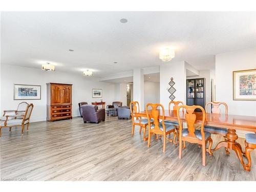 410-2301 Parkhaven Boulevard, Oakville, ON - Indoor Photo Showing Dining Room