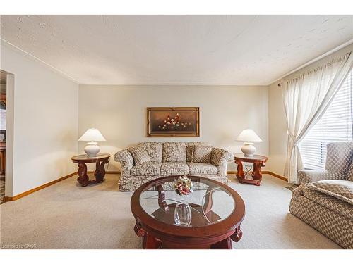 19 Hadeland Avenue, Hamilton, ON - Indoor Photo Showing Living Room