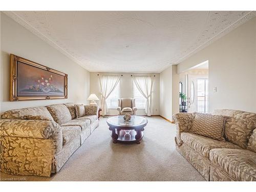 19 Hadeland Avenue, Hamilton, ON - Indoor Photo Showing Living Room