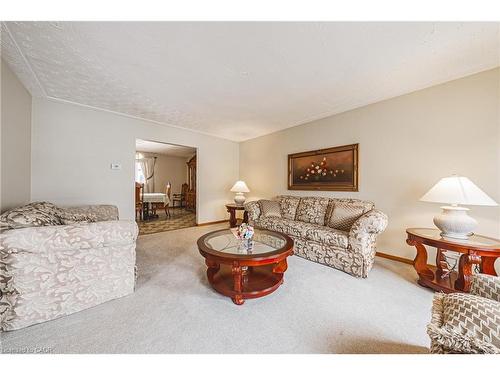 19 Hadeland Avenue, Hamilton, ON - Indoor Photo Showing Living Room