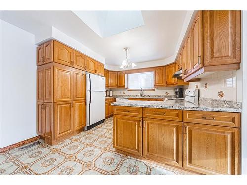 19 Hadeland Avenue, Hamilton, ON - Indoor Photo Showing Kitchen