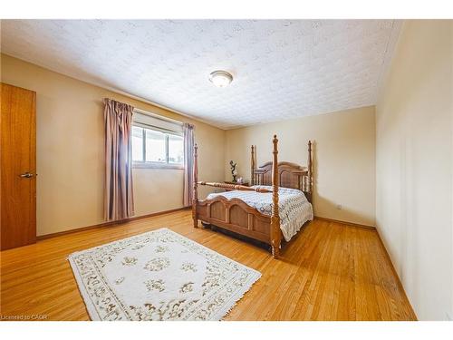 19 Hadeland Avenue, Hamilton, ON - Indoor Photo Showing Bedroom