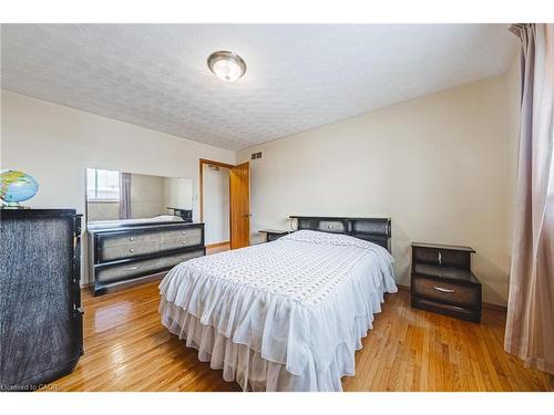 19 Hadeland Avenue, Hamilton, ON - Indoor Photo Showing Bedroom