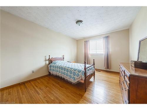 19 Hadeland Avenue, Hamilton, ON - Indoor Photo Showing Bedroom