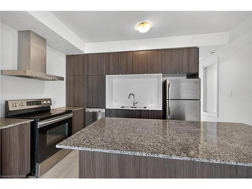 205 Sabina Drive, Oakville, ON - Indoor Photo Showing Kitchen With Upgraded Kitchen