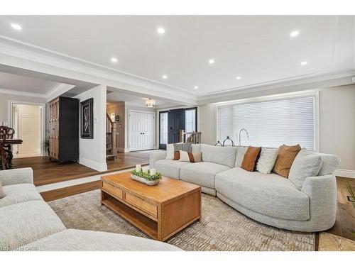 10 Azalea Court, Stoney Creek, ON - Indoor Photo Showing Living Room