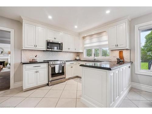 10 Azalea Court, Stoney Creek, ON - Indoor Photo Showing Kitchen With Upgraded Kitchen