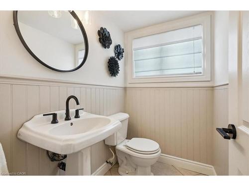 10 Azalea Court, Stoney Creek, ON - Indoor Photo Showing Bathroom