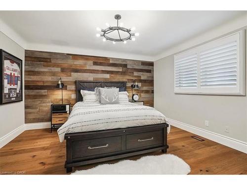 10 Azalea Court, Stoney Creek, ON - Indoor Photo Showing Bedroom