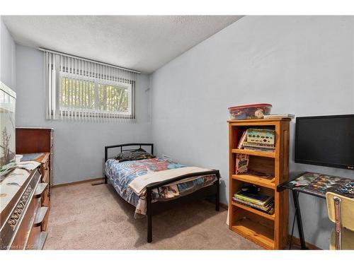 11 Torlake Street, Hamilton, ON - Indoor Photo Showing Bedroom