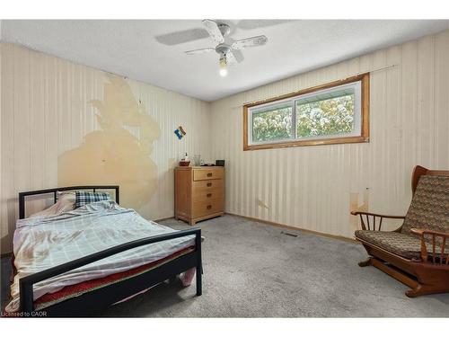 11 Torlake Street, Hamilton, ON - Indoor Photo Showing Bedroom