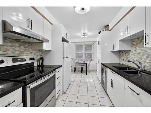 4 Pleasant Grove Terrace, Grimsby, ON - Indoor Photo Showing Kitchen With Double Sink With Upgraded Kitchen