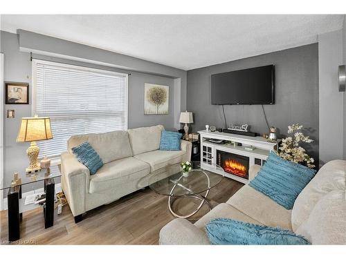 4 Pleasant Grove Terrace, Grimsby, ON - Indoor Photo Showing Living Room