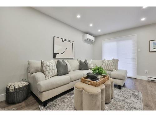 23-5017 Pinedale Avenue, Burlington, ON - Indoor Photo Showing Living Room