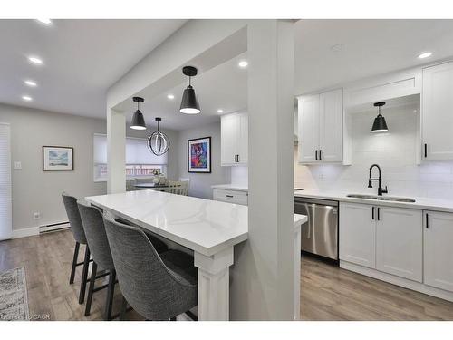 23-5017 Pinedale Avenue, Burlington, ON - Indoor Photo Showing Kitchen With Double Sink With Upgraded Kitchen
