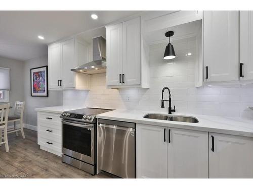 23-5017 Pinedale Avenue, Burlington, ON - Indoor Photo Showing Kitchen With Double Sink With Upgraded Kitchen
