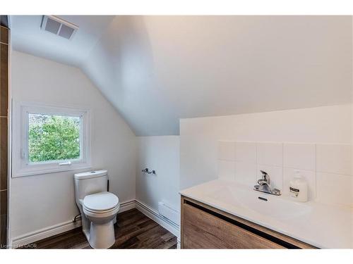 49 Myrtle Avenue, Hamilton, ON - Indoor Photo Showing Bathroom