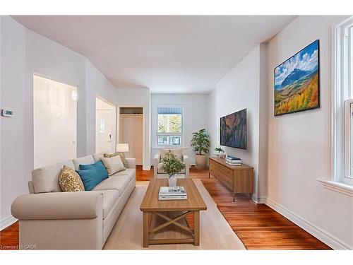 49 Myrtle Avenue, Hamilton, ON - Indoor Photo Showing Living Room