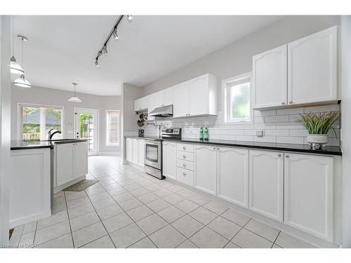 2676 Castle Hill Crescent, Oakville, ON - Indoor Photo Showing Kitchen With Upgraded Kitchen