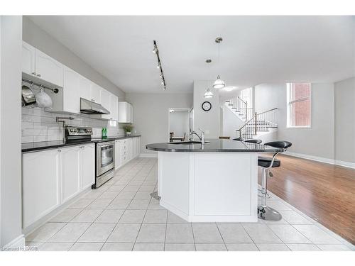 2676 Castle Hill Crescent, Oakville, ON - Indoor Photo Showing Kitchen With Upgraded Kitchen