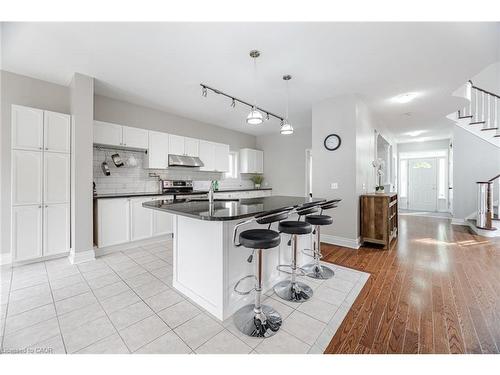 2676 Castle Hill Crescent, Oakville, ON - Indoor Photo Showing Kitchen With Upgraded Kitchen