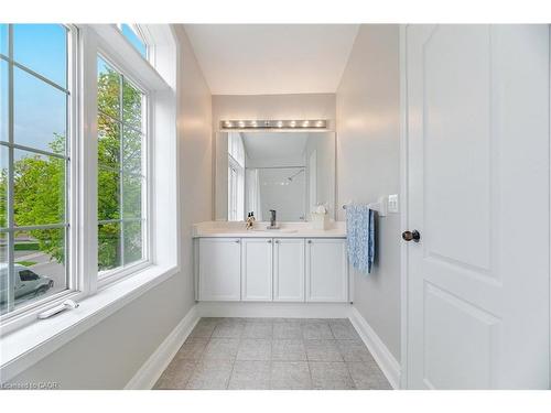 2676 Castle Hill Crescent, Oakville, ON - Indoor Photo Showing Bathroom