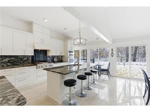 16 Freeland Court, Hamilton, ON - Indoor Photo Showing Kitchen With Upgraded Kitchen