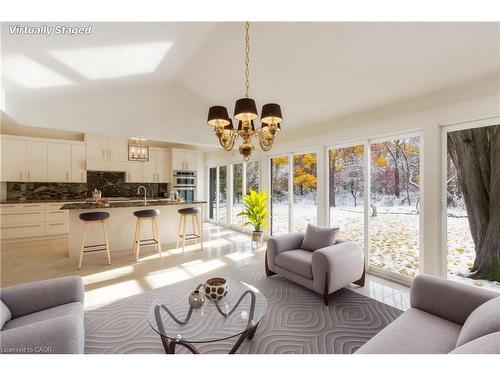 16 Freeland Court, Hamilton, ON - Indoor Photo Showing Living Room