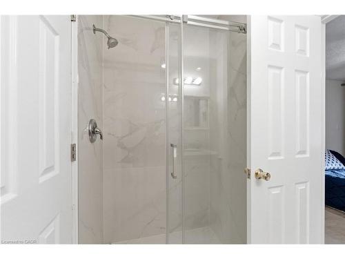 16 Freeland Court, Hamilton, ON - Indoor Photo Showing Bathroom