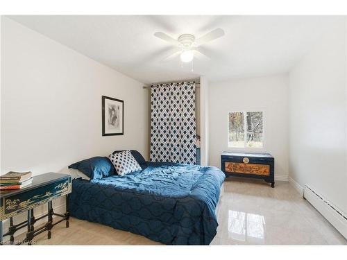 16 Freeland Court, Hamilton, ON - Indoor Photo Showing Bedroom