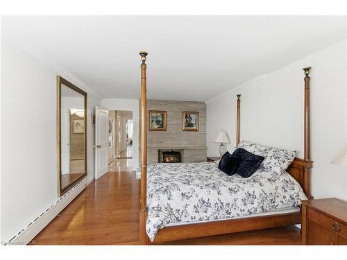 16 Freeland Court, Hamilton, ON - Indoor Photo Showing Bedroom