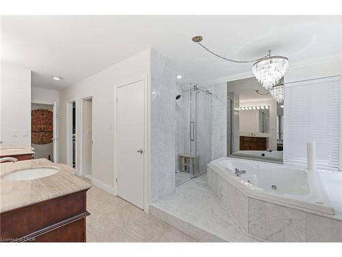 16 Freeland Court, Hamilton, ON - Indoor Photo Showing Bathroom