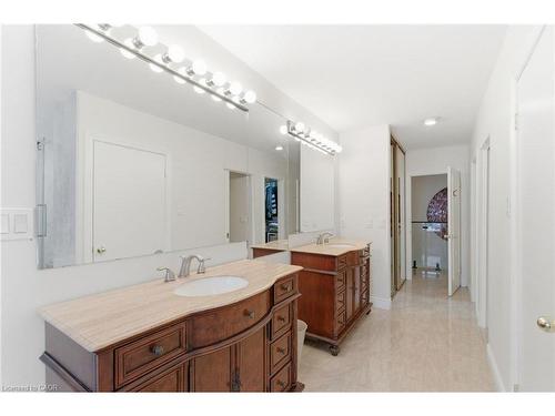 16 Freeland Court, Hamilton, ON - Indoor Photo Showing Bathroom