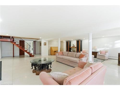 16 Freeland Court, Hamilton, ON - Indoor Photo Showing Living Room