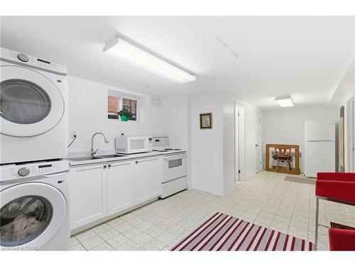 16 Freeland Court, Hamilton, ON - Indoor Photo Showing Laundry Room