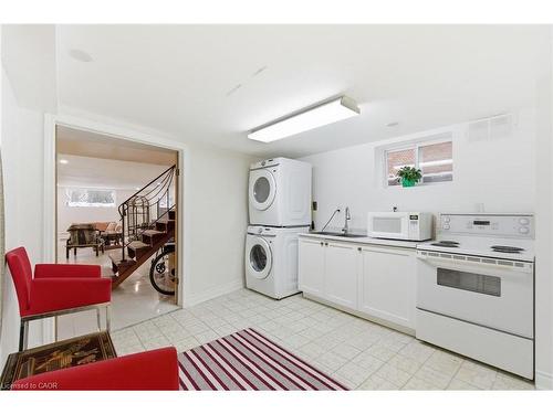 16 Freeland Court, Hamilton, ON - Indoor Photo Showing Laundry Room
