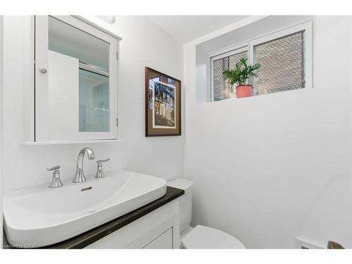 16 Freeland Court, Hamilton, ON - Indoor Photo Showing Bathroom