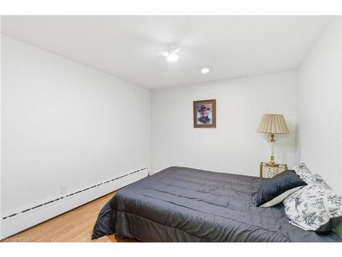 16 Freeland Court, Hamilton, ON - Indoor Photo Showing Bedroom