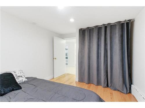 16 Freeland Court, Hamilton, ON - Indoor Photo Showing Bedroom