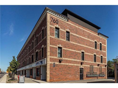 201-760 Lakeshore Road E, Mississauga, ON - Outdoor