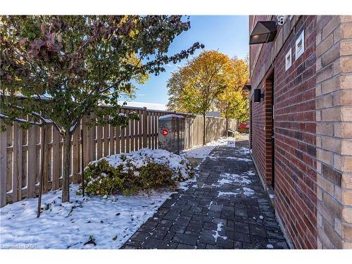 201-760 Lakeshore Road E, Mississauga, ON - Outdoor