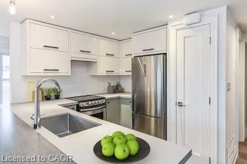 201-760 Lakeshore Road E, Mississauga, ON - Indoor Photo Showing Kitchen With Upgraded Kitchen