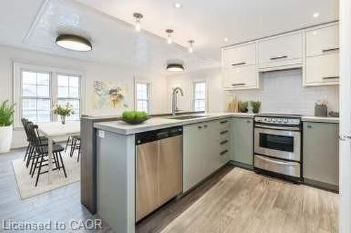 201-760 Lakeshore Road E, Mississauga, ON - Indoor Photo Showing Kitchen With Upgraded Kitchen