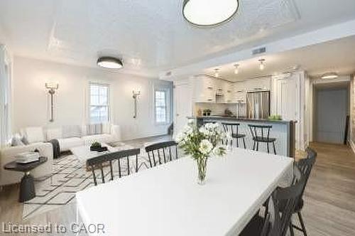 201-760 Lakeshore Road E, Mississauga, ON - Indoor Photo Showing Dining Room