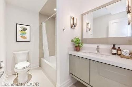 201-760 Lakeshore Road E, Mississauga, ON - Indoor Photo Showing Bathroom