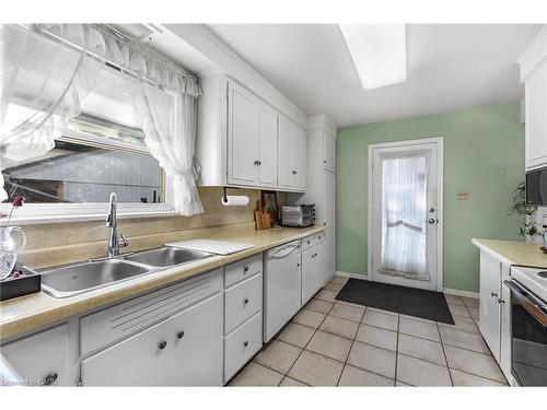 141 Riverbank Drive, Cambridge, ON - Indoor Photo Showing Kitchen With Double Sink
